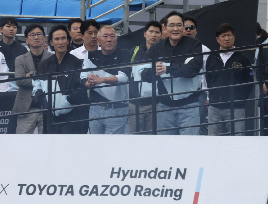 조현범(왼쪽부터) 한국앤컴퍼니그룹 회장, 정의선 현대차그룹 회장, 이재용 삼성전자 회장이 27일 용인 스피드웨이에서 열린 '현대 N x 토요타 가주 레이싱 페스티벌'에 참석해 행사를 관람하고 있다. 연합뉴스